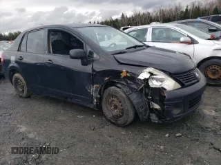 2009 Nissan Versa 1.6 z VIN 3N1CC11E09L468737, wystawiony jako Copart lot #51859825 z przebiegiem Nie podano mil oraz Nie do naprawy. Historia ofert i sprzedaży dostępna na DreamBid. Obrazek 4.