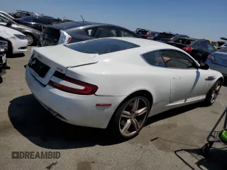 2009 Aston Martin DB9 z VIN SCFAD01E59GA10941, wystawiony jako Copart lot #57220313 z przebiegiem 24 818 mil mil oraz . Historia ofert i sprzedaży dostępna na DreamBid. Obrazek 3.