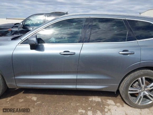 2018 Volvo XC60 Momentum with VIN YV4102RK7J1065151, listed as a IAAI auction lot 40770060 with 63,505 mi miles. Bid and sale history available at carsss.com. Image 14.