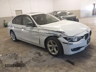 2015 BMW 3 Series 328i xDrive z VIN WBA3B5C57FF960592, wystawiony jako IAAI lot #41625697 z przebiegiem 128 301 mil mil oraz . Historia ofert i sprzedaży dostępna na DreamBid. Obrazek 1.