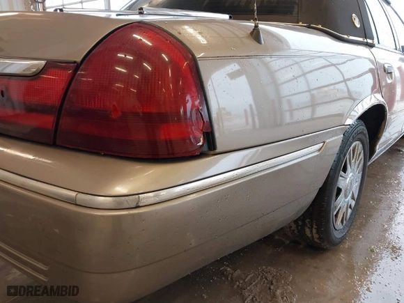 2005 Mercury Grand Marquis GS with VIN 2MEFM74W25X621219, listed as a IAAI auction lot 41552698 with 170,793 mi miles. Bid and sale history available at carsss.com. Image 6.