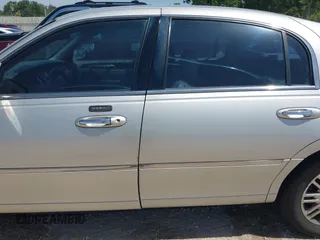 2008 Lincoln Town Car Limited z VIN 2LNHM82V78X632906, wystawiony jako IAAI lot #42247751 z przebiegiem 166 532 mil mil oraz . Historia ofert i sprzedaży dostępna na DreamBid. Obrazek 15.