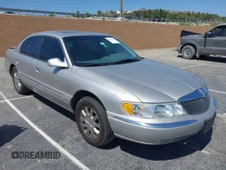 2002 Lincoln Continental z VIN 1LNHM97V52Y684945, wystawiony jako IAAI lot #42331471 z przebiegiem 75 505 mil mil oraz . Historia ofert i sprzedaży dostępna na DreamBid. Obrazek 1.