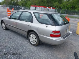 1996 Honda Accord LX with VIN 1HGCE1820TA007024, listed as a IAAI auction lot 42173518 with 236,276 mi miles and . Bid and sale history available at carsss.com. Image 3.