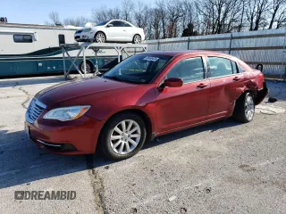 2012 Chrysler 200 Touring z VIN 1C3CCBBG4CN107803, wystawiony jako Copart lot #85436434 z przebiegiem 141 418 mil mil oraz Szkoda całkowita • Salvage title. Historia ofert i sprzedaży dostępna na DreamBid. Obrazek 1.