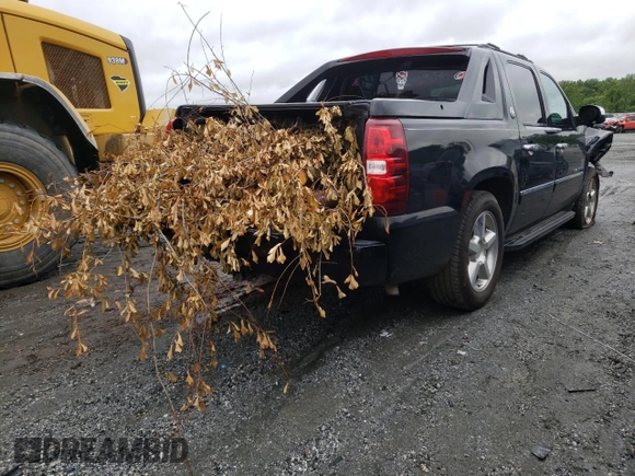 2013 Chevrolet Avalanche LTZ z VIN 3GNMCGE04DG340593, wystawiony jako Copart lot #57984385 z przebiegiem 169 702 mil mil oraz Szkoda całkowita • Salvage title. Historia ofert i sprzedaży dostępna na DreamBid. Obrazek 3.