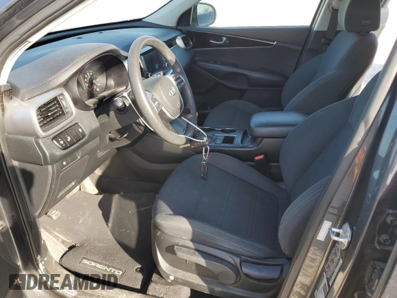 2020 Kia Sorento LX z VIN 5XYPG4A35LG671902, wystawiony jako Copart lot #49855845 z przebiegiem 94 537 mil mil oraz Czysty tytuł • Clean title. Historia ofert i sprzedaży dostępna na DreamBid. Obrazek 7.