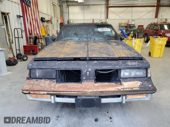 1987 Oldsmobile Cutlass z VIN 1G3GR1195HP307304, wystawiony jako Copart lot #83901444 z przebiegiem 4856 mil mil oraz Nie do naprawy. Historia ofert i sprzedaży dostępna na DreamBid. Obrazek 5.