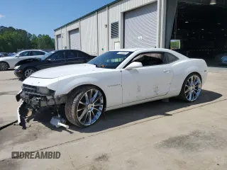 2013 Chevrolet Camaro LT z VIN 2G1FB1E38D9210735, wystawiony jako Copart lot #51958025 z przebiegiem 120 246 mil mil oraz Szkoda całkowita • Salvage title. Historia ofert i sprzedaży dostępna na DreamBid. Obrazek 1.