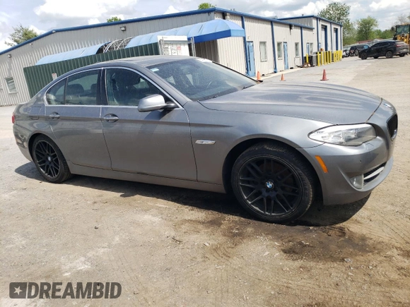 2013 BMW 5 Series 528i xDrive z VIN WBAXH5C52DD114878, wystawiony jako Copart lot #55486725 z przebiegiem 138 863 mil mil oraz Czysty tytuł • Clean title. Historia ofert i sprzedaży dostępna na DreamBid. Obrazek 4.