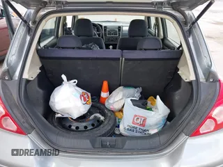 2009 Nissan Versa S z VIN 3N1BC13E79L500110, wystawiony jako IAAI lot #42128174 z przebiegiem 129 742 mil mil oraz . Historia ofert i sprzedaży dostępna na DreamBid. Obrazek 12.