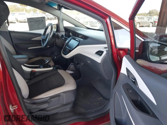 2020 Chevrolet Bolt EV LT z VIN 1G1FY6S01L4136064, wystawiony jako IAAI lot #41566555 z przebiegiem 52 995 mil mil oraz . Historia ofert i sprzedaży dostępna na DreamBid. Obrazek 5.