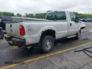 2011 Ford F-250 XL z VIN 1FTBF2B65BEA30685, wystawiony jako IAAI lot #42435253 z przebiegiem 60 603 mil mil oraz . Historia ofert i sprzedaży dostępna na DreamBid. Obrazek 4.