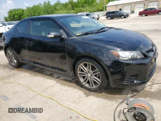 2013 Scion tC z VIN JTKJF5C70D3064576, wystawiony jako Copart lot #56104725 z przebiegiem 83 379 mil mil oraz Szkody całkowita. Historia ofert i sprzedaży dostępna na DreamBid. Obrazek 4.