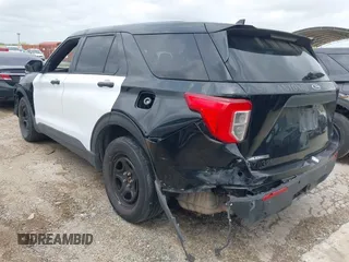 2021 Ford Police Interceptor Utility z VIN 1FM5K8ABXMGA46944, wystawiony jako IAAI lot #42087400 z przebiegiem 82 623 mil mil oraz . Historia ofert i sprzedaży dostępna na DreamBid. Obrazek 3.