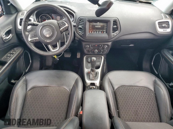 2019 Jeep Compass Latitude z VIN 3C4NJDBB2KT703341, wystawiony jako Copart lot #55974345 z przebiegiem 54 822 mil mil oraz Szkoda całkowita • Salvage title. Historia ofert i sprzedaży dostępna na DreamBid. Obrazek 8.