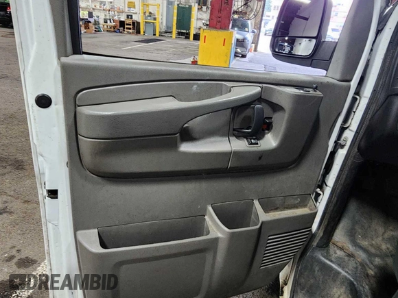 2013 Chevrolet Express Cargo z VIN 1GCWGFCA8D1141881, wystawiony jako IAAI lot #42728830 z przebiegiem 208 897 mil mil oraz . Historia ofert i sprzedaży dostępna na DreamBid. Obrazek 26.