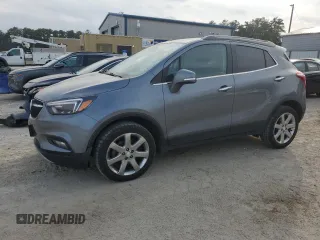 2020 Buick Encore Essence z VIN KL4CJGSB6LB020497, wystawiony jako Copart lot #43624955 z przebiegiem 99 448 mil mil oraz Tytuł czysty. Historia ofert i sprzedaży dostępna na DreamBid. Obrazek 1.