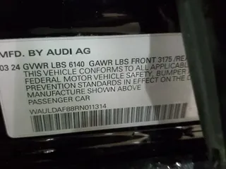 2024 Audi A8 z VIN WAULDAF88RN011314, wystawiony jako Copart lot #44944685 z przebiegiem 5 063 mil mil oraz Szkoda całkowita • Salvage title. Historia ofert i sprzedaży dostępna na DreamBid. Obrazek 13.