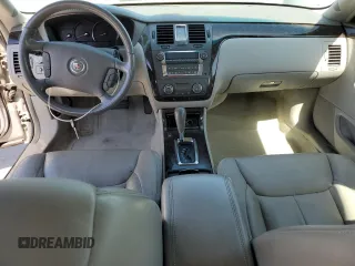 2008 Cadillac DTS 1SA z VIN 1G6KD57Y38U183004, wystawiony jako Copart lot #50410805 z przebiegiem Nie podano mil oraz Szkoda całkowita • Salvage title. Historia ofert i sprzedaży dostępna na DreamBid. Obrazek 8.
