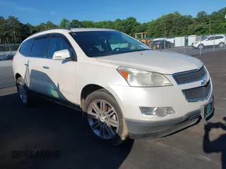 2011 Chevrolet Traverse 1LT z VIN 1GNKRGED0BJ113356, wystawiony jako IAAI lot #42254586 z przebiegiem 180 188 mil mil oraz . Historia ofert i sprzedaży dostępna na DreamBid. Obrazek 1.