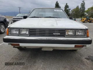 1984 Toyota Camry z VIN JT2SV16E3E0220882, wystawiony jako Copart lot #53514345 z przebiegiem 112 430 mil mil oraz Czysty tytuł • Clean title. Historia ofert i sprzedaży dostępna na DreamBid. Obrazek 5.