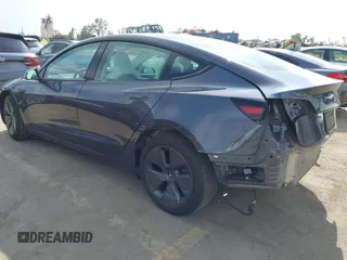 2023 Tesla Model 3 z VIN 5YJ3E1EA5PF700307, wystawiony jako IAAI lot #42034319 z przebiegiem 32 945 mil mil oraz . Historia ofert i sprzedaży dostępna na DreamBid. Obrazek 3.