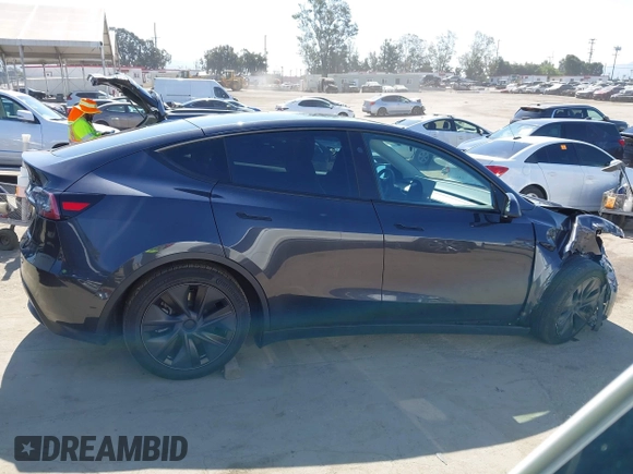 2024 Tesla Model Y z VIN 7SAYGDED4RF115252, wystawiony jako IAAI lot #42302658 z przebiegiem 7 365 mil mil oraz . Historia ofert i sprzedaży dostępna na DreamBid. Obrazek 13.