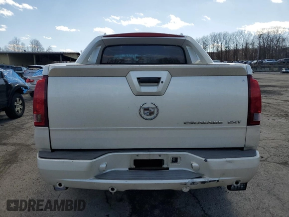 2003 Cadillac Escalade EXT z VIN 3GYEK63N43G144901, wystawiony jako Copart lot #50575195 z przebiegiem 236 328 mil mil oraz Tytuł czysty. Historia ofert i sprzedaży dostępna na DreamBid. Obrazek 6.