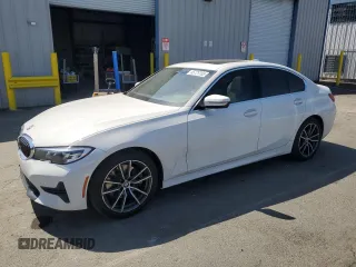 2020 BMW 3 Series 330i z VIN 3MW5R1J06L8B28296, wystawiony jako Copart lot #55725155 z przebiegiem 64 100 mil mil oraz Szkoda całkowita • Salvage title. Historia ofert i sprzedaży dostępna na DreamBid. Obrazek 1.