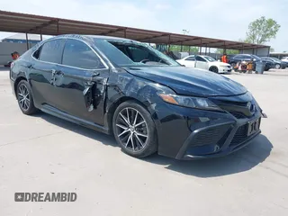 2023 Toyota Camry SE z VIN 4T1G11AK8PU748107, wystawiony jako IAAI lot #42053673 z przebiegiem 43 531 mil mil oraz . Historia ofert i sprzedaży dostępna na DreamBid. Obrazek 1.