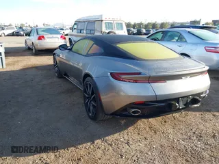 2017 Aston Martin DB11 z VIN SCFRMFAVXHGL02389, wystawiony jako IAAI lot #41664146 z przebiegiem 6 616 mil mil oraz . Historia ofert i sprzedaży dostępna na DreamBid. Obrazek 3.