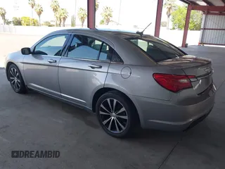 2014 Chrysler 200 Touring z VIN 1C3CCBBB0EN117901, wystawiony jako IAAI lot #42207392 z przebiegiem 110 786 mil mil oraz . Historia ofert i sprzedaży dostępna na DreamBid. Obrazek 3.