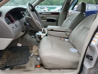 2003 Lincoln Town Car Executive z VIN 1LNHM81W93Y630917, wystawiony jako Copart lot #58377215 z przebiegiem 202 486 mil mil oraz Szkoda całkowita • Salvage title. Historia ofert i sprzedaży dostępna na DreamBid. Obrazek 7.