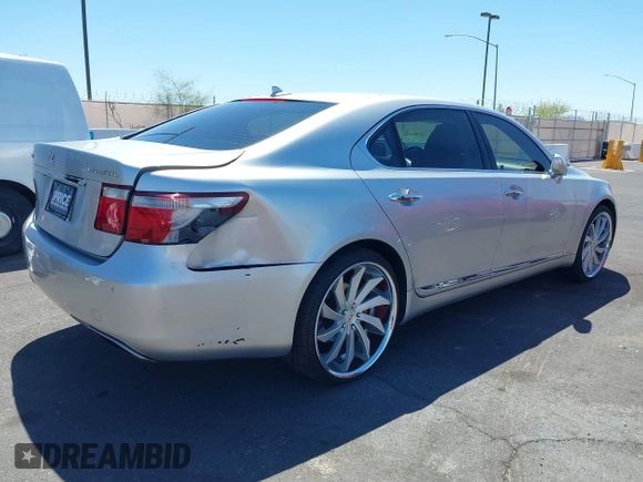 2007 Lexus LS 460 L z VIN JTHGL46F075011052, wystawiony jako IAAI lot #42284236 z przebiegiem 173 850 mil mil oraz . Historia ofert i sprzedaży dostępna na DreamBid. Obrazek 6.