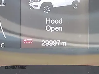 2020 Jeep Compass Latitude z VIN 3C4NJCBB0LT258657, wystawiony jako IAAI lot #42599084 z przebiegiem 29 997 mil mil oraz . Historia ofert i sprzedaży dostępna na DreamBid. Obrazek 16.