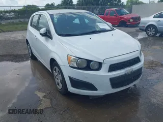 2013 Chevrolet Sonic LS z VIN 1G1JA6SH1D4163884, wystawiony jako IAAI lot #42156862 z przebiegiem 139 186 mil mil oraz . Historia ofert i sprzedaży dostępna na DreamBid. Obrazek 1.