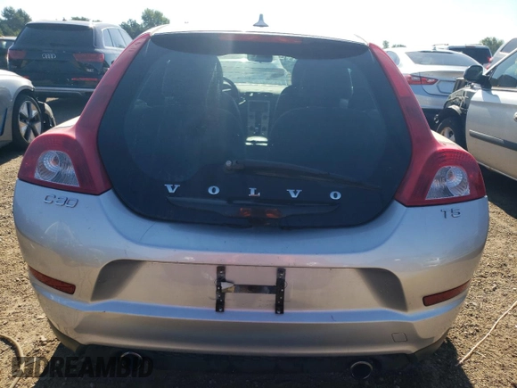 2012 Volvo C30 z VIN YV1672MK7C2281133, wystawiony jako Copart lot #66388394 z przebiegiem 98 504 mil mil oraz Szkody całkowita. Historia ofert i sprzedaży dostępna na DreamBid. Obrazek 6.