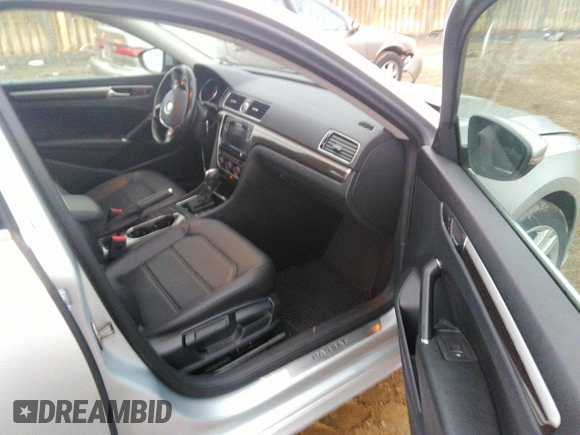 2017 Volkswagen Passat SE z VIN 1VWGT7A37HC075454, wystawiony jako IAAI lot #40572637 z przebiegiem 44 818 mil mil oraz . Historia ofert i sprzedaży dostępna na DreamBid. Obrazek 5.