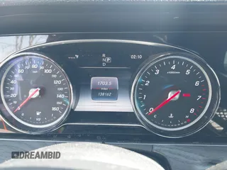 2017 Mercedes-Benz E 300 Luxury z VIN WDDZF4KB0HA096235, wystawiony jako IAAI lot #42086461 z przebiegiem 138 162 mil mil oraz . Historia ofert i sprzedaży dostępna na DreamBid. Obrazek 7.