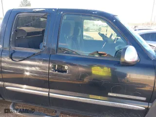 2005 GMC Sierra 2500HD SLT with VIN 1GTHK29U05E343089, listed as a IAAI auction lot 41189457 with 1 mi miles. Bid and sale history available at carsss.com. Image 13.