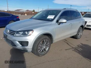 2015 Volkswagen Touareg Lux с VIN WVGEP9BP2FD001793, выставлен на аукционе IAAI как лот 41495609 с пробегом 138 239 миль миль и . История ставок и продаж доступна на DreamBid. Изображение 2.