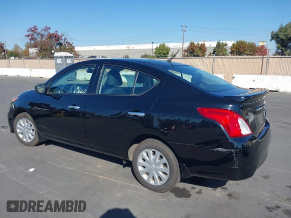 2016 Nissan Versa S z VIN 3N1CN7APXGL828172, wystawiony jako IAAI lot #40830717 z przebiegiem 53 910 mil mil oraz . Historia ofert i sprzedaży dostępna na DreamBid. Obrazek 3.