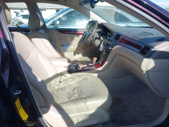 2002 Lexus ES 300 with VIN JTHBF30G525015040, listed as a IAAI auction lot 41969408 with 175,587 mi miles. Bid and sale history available at carsss.com. Image 5.
