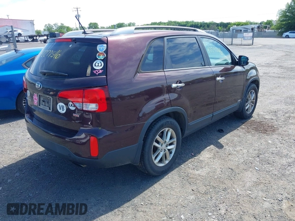 2015 Kia Sorento LX z VIN 5XYKTCA60FG638823, wystawiony jako IAAI lot #42277546 z przebiegiem 147 444 mil mil oraz . Historia ofert i sprzedaży dostępna na DreamBid. Obrazek 4.