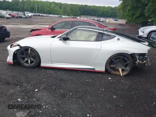 2023 Nissan Z Sport z VIN JN1BZ4AH1PM310285, wystawiony jako IAAI lot #42194303 z przebiegiem 10 957 mil mil oraz . Historia ofert i sprzedaży dostępna na DreamBid. Obrazek 14.