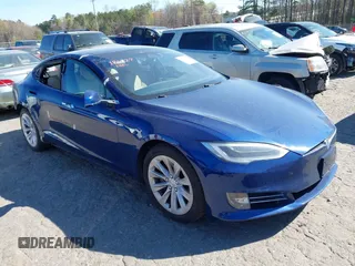 2017 Tesla Model S 60 z VIN 5YJSA1E19HF186227, wystawiony jako IAAI lot #41888015 z przebiegiem 105 510 mil mil oraz . Historia ofert i sprzedaży dostępna na DreamBid. Obrazek 1.
