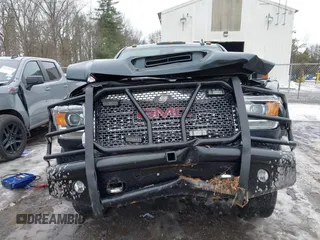 2019 GMC Sierra 2500HD Denali with VIN 1GT12SEY1KF229134, listed as a IAAI auction lot 41641498 with 97,691 mi miles. Bid and sale history available at carsss.com. Image 12.