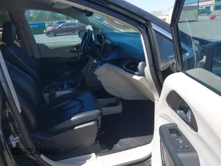 2017 Chrysler Pacifica Touring L with VIN 2C4RC1BG7HR539716, listed as a IAAI auction lot 42037822 with 160,623 mi miles and . Bid and sale history available at DreamBid. Image 5.