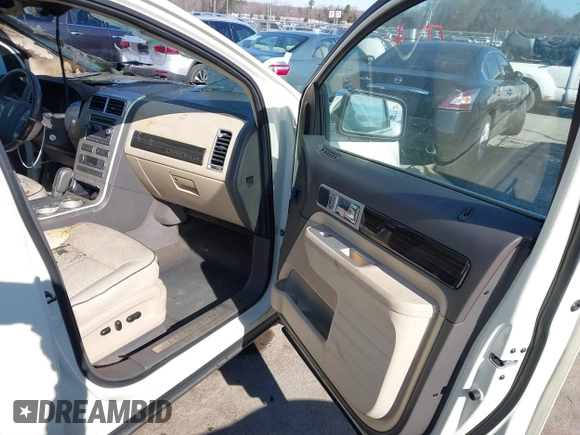 2008 Lincoln MKX with VIN 2LMDU68C28BJ05981, listed as a IAAI auction lot 41571590 with 1 mi miles. Bid and sale history available at carsss.com. Image 5.